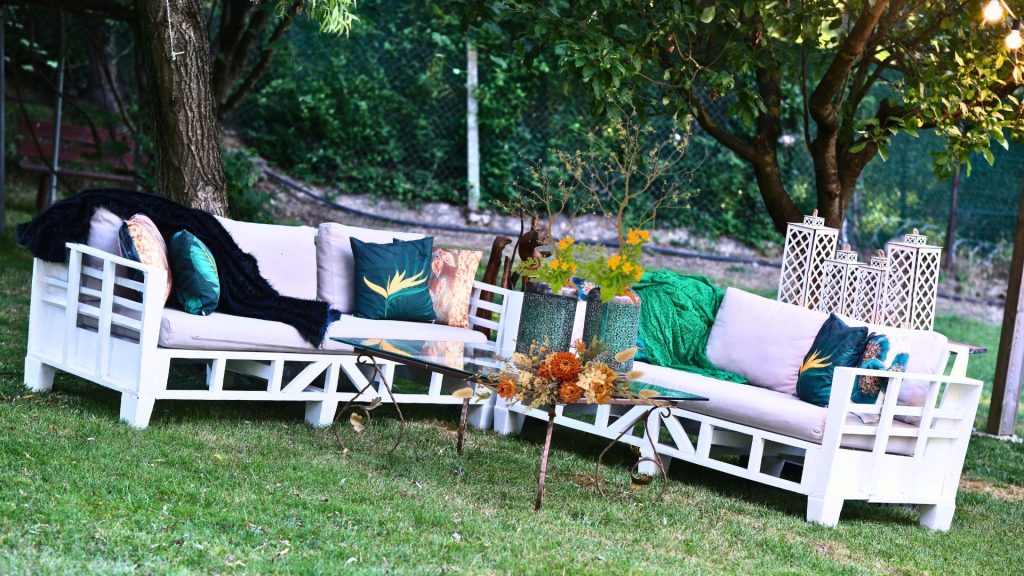 Bahçe düğününde davetliler için doğal lounge alanı