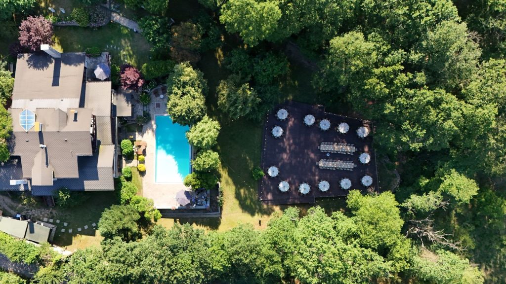 Villa Amikos'ta bir davetin tasarımı, renkleri seçmekle başlayabilir.